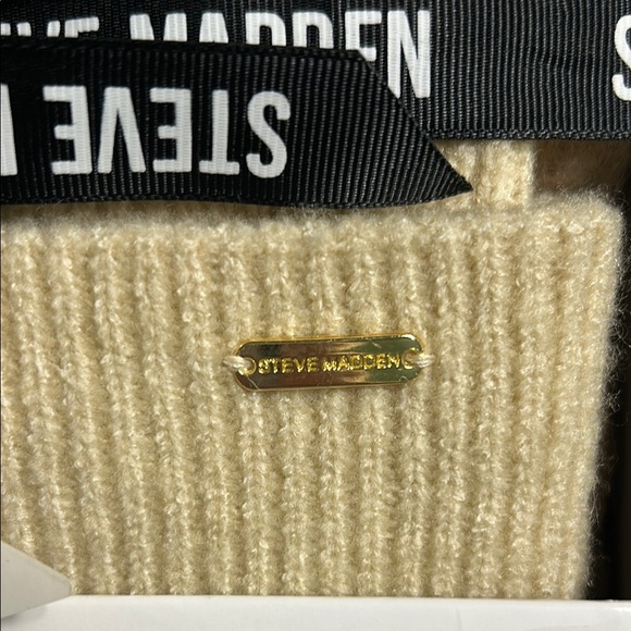 Steve Madden Beanie and Scarf Gift Set - Picture 9 of 9